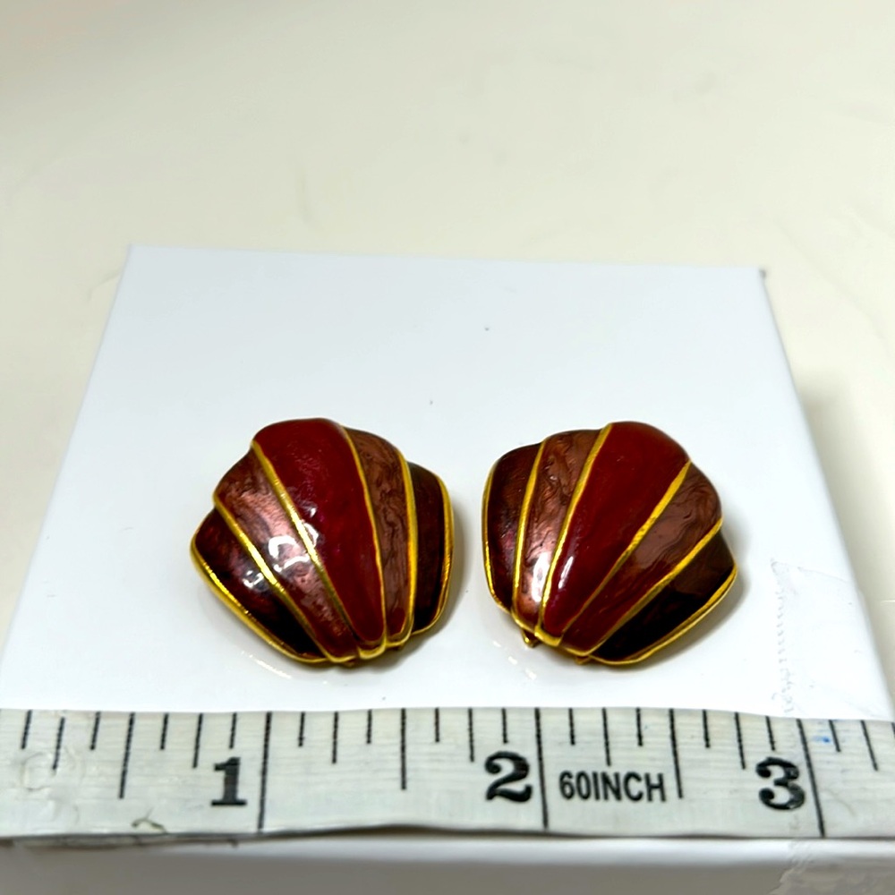 Vintage earrings gold tone clip pink purple shell design retro elegant business